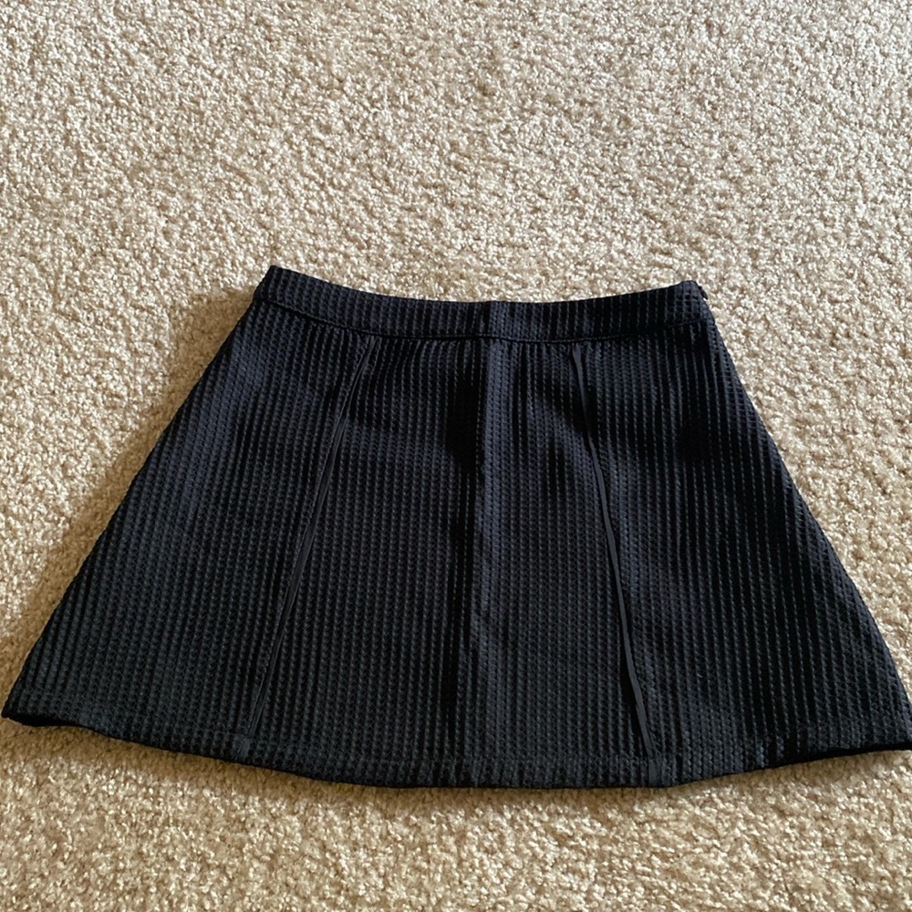 Lulu’s black mini skirt